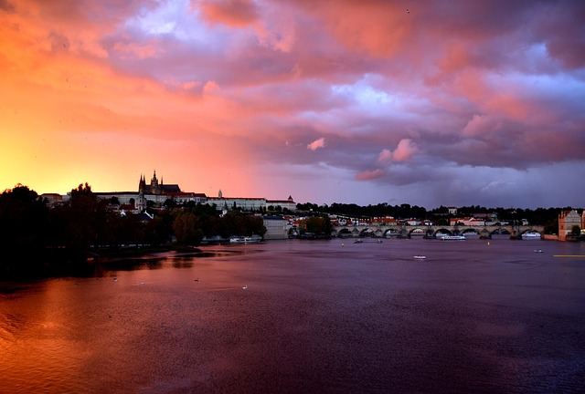 Praha je krásné město. 