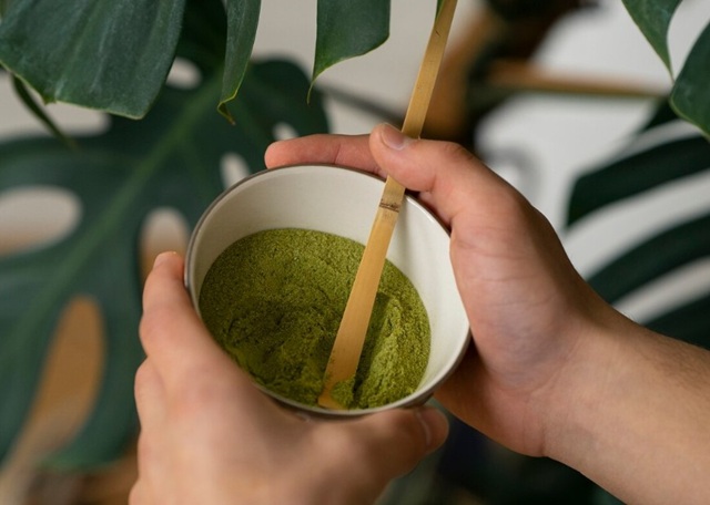 kratom v nádobce